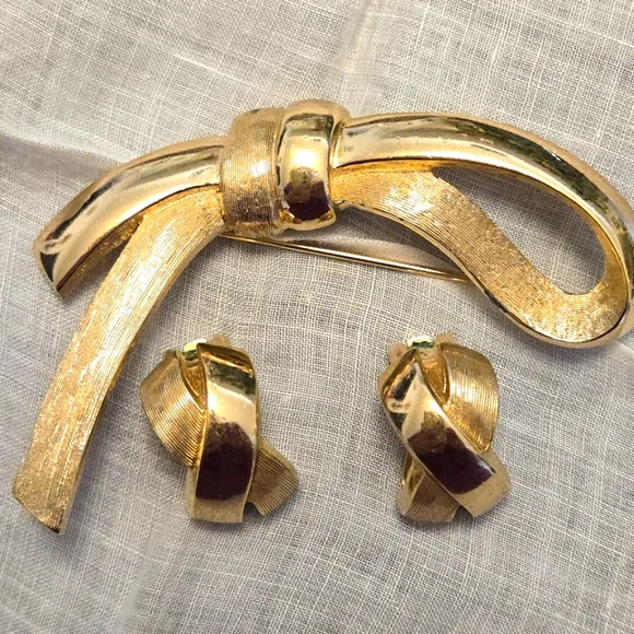 Vtg. CHRISTIAN DIOR 'Bow & Ribbon' Brooch & Earrings Set - Picture 7 of 12